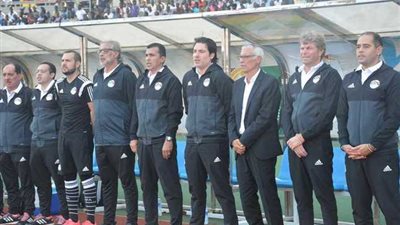 هيكتور كوبر وجهاز المنتخب بالكامل في جنازة والدة إيهاب لهيطة