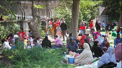 بالفيديو.. إقبال كبير من المواطنين على حديقة الحيوان احتفالًا بشم النسيم