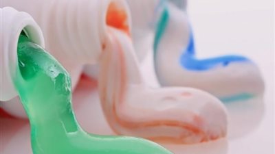 بالفيديو.. وصفة رائعة لإزالة الشعر الزائد بـ«معجون الأسنان»