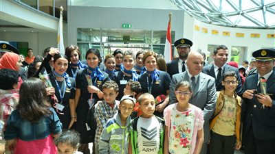 بالصور.. «مصر للطيران» توزع هدايا رمضان على أطفال مستشفى ٥٧٣٥٧