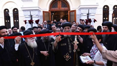 بالصور.. تواضروس يقص شريط المعرض التذكارى لظهور العذراء بالزيتون