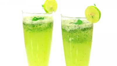 بالفيديو.. عمل مشروب « الليمون بالنعناع » على طريقة المحلات