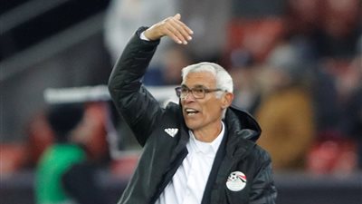 طلب غريب غير متوقع من كوبر إلى السيسي قبل سفر المنتخب الوطني لروسيا!