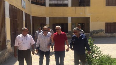 رئيس امتحانات الثانوية العامة يتابع أعمال التصحيح