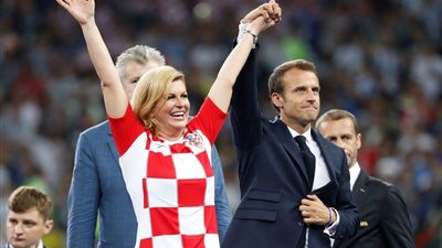 بالصور رئيسة كرواتيا تقلب نهائى مونديال روسيا بقبلات ساخنة 