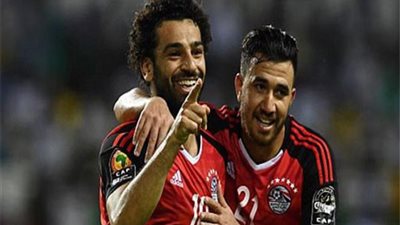 بالصور.. محمد صلاح يعزم على تريزيجيه بـ