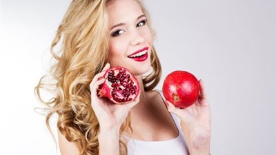 وصفة طبيعية باستخدام الرُمان لـ«تقوية بُصيلات الشعر»