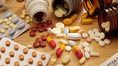 «الصيادلة» تطالب الأطباء بالتصدي لظاهرة بيع الأدوية بالعيادات