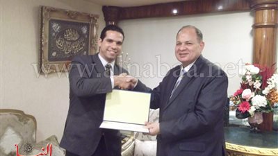 مدير أمن الجيزة يكرم  معاون مباحث مركز شرطة البدرشين