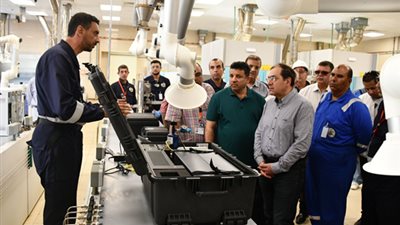 بالصور.. وزير البترول يتفقد أكبر معمل تحاليل عينات غاز طبيعي 