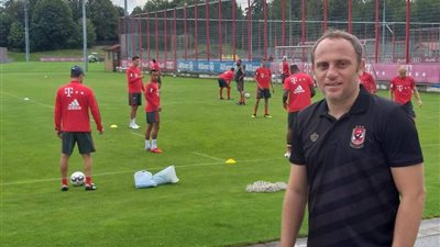 بالصور.. أسامة حسني يقضي معايشة تدريبية مع نجوم بايرن ميونيخ