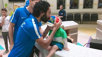 مفاجأة حسين الشحات  لأطفال مرضى السرطان فور عودته للمنتخب