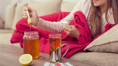 خبراء ينصحون باستخدام العسل لعلاج السعال بدلا من المضادات الحيوية