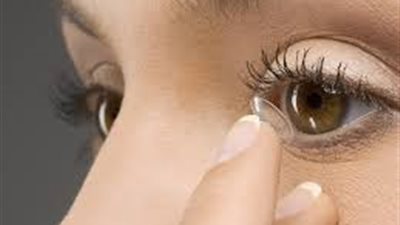 احذر.. النوم بالعدسات اللاصقة يصيب بالعمى