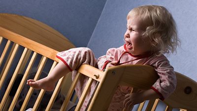 تعرف على عادات النوم الغريبة لدى الأطفال وكيفية علاجها