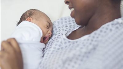 مشاركة قصص الولادة تثير الهلع بين الأمهات الجدد!