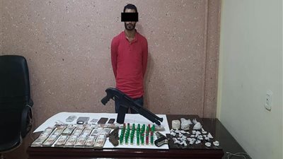 ضبط عاطل بحوزته 750 جرام هيروين و3 قطع أسلحة للإتجار بـ