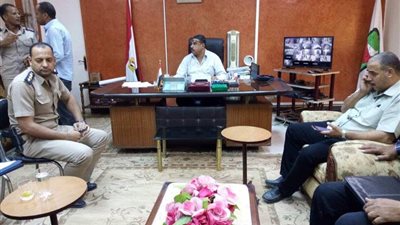 بالصور.. محافظ سوهاج وشاكر وقيادات مركز شرطة طما ينقذون 4 أطفال من الموت