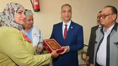 تكريم خاص من محافظ سوهاج لرئيس حي غرب لهذا السبب