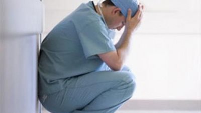 معاقبة طبيب رعاية مركزة بنقله من الفيوم لأسوان.. لهذه الأسباب 