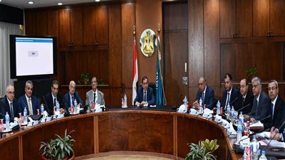 اجتماع وزير البترول برئيس الشركة القابضة وعدد من رؤساء شركات القطاع