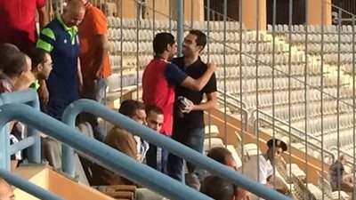 بالصور..احمد فتحي في مدرجات مباراة الاهلي وسموحة