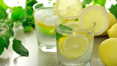 فوائد شرب الماء الدافئ مع الليمون
