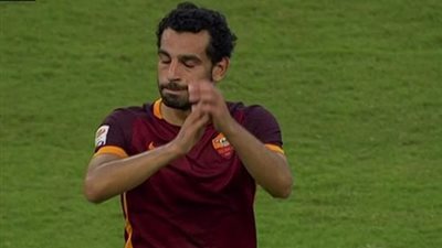 بيكاسو يهدى نجوم المنتخب قميص  الملك تونى