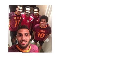محمد صلاح يهدي قمصان روما للاعبي منتخب مصر