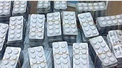 حبس عامل 4 أيام لحيازته 3 آلاف قرص مخدر وبندقية آلية بقليوب