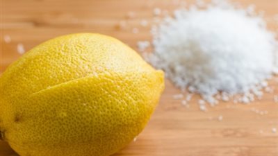 تعرفي علي الفوائد المذهلة لملح الليمون