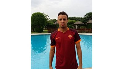 بالصور ... حازم امام يرتدي تيشرت روما