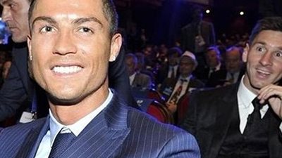 مفاجأة .. رونالدو يطالب جماهير البانيا بتحية ميسي !!