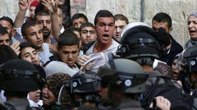 جيش الإحتلال يحرق سجاجيد الصلاة بالمسجد الأقصى