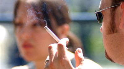 دراسة : التدخين السلبي يسبب الجلطة الدماغية