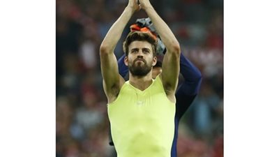 بيكيه يعود لقائمة برشلونة أمام روما وغياب فيرمايلين