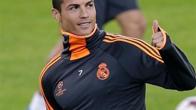 كريستيانو رونالدو يتحدث لزملائه في غرفة خلع الملابس