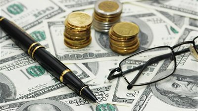 خبير اقتصادي يكشف حقيقة ارتفاع أسعار جميع السلع بعد تحرير «الدولار الجمركي»