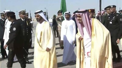 وسط تساؤلات حول غياب ولي العهد.. الملك سلمان يستقبل زعماء القمة الخليجية