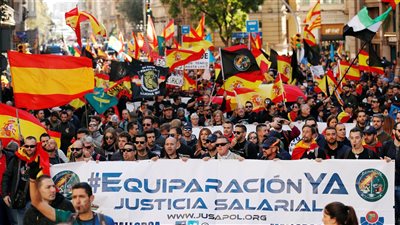 فيديو| الاعتداء على صحفى فى برشلونة أثناء تغطيته المظاهرات