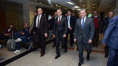 بـ«الشيكولاتة والورود».. وزير الطيران يهنئ العاملين فى مطار القاهرة باحتفالات «رأس السنة»