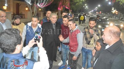محافظ المنيا يشارك المواطنين فرحة 