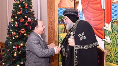 بالصور.. البابا تواضروس يُقدم «هدية ثمينة» لوزير المالية