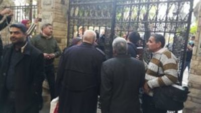 بالصور.. أمن نقيب الصيادلة المحبوس يُغلق مقر النقابة 