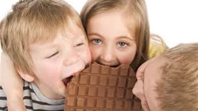 «خطيرة جدًا».. أضرار تناول الحلويات على صحة الأطفال