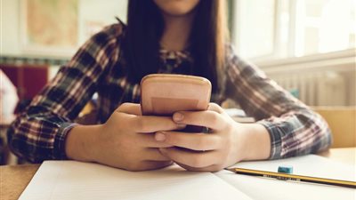 وزير التعليم يطالب بحظر الهواتف الذكية من المدارس!