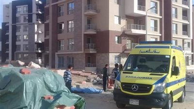 بالصور| سقوط عامل من الدور الخامس بمشروع دار مصر.. وتحذيرات للمواطنين عند الاستلام 