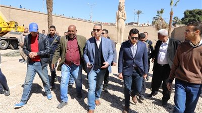 بالصور.. محافظ سوهاج يتفقد أعمال تجميع وترميم تمثال 