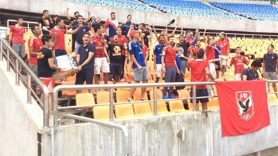 مدرج كامل للجالية المصرية بتنزانيا لمساندة الاهلى في موقعة سيمبا