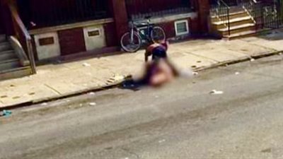 «الدنيا جرى فيها إيه».. شاب يسحل والدته فى الشارع بـ«15 مايو».. والسبب «تذكرة هيروين»